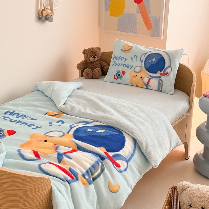 91家纺网 家纺一手货源 找家纺 嗨生活 2025水彩系列新款大版牛奶绒三件套 幼儿园三件套 儿童三件套 开心宇航员