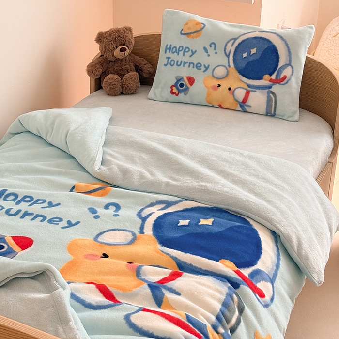 91家纺网 家纺一手货源 找家纺 嗨生活 2025水彩系列新款大版牛奶绒三件套 幼儿园三件套 儿童三件套 开心宇航员