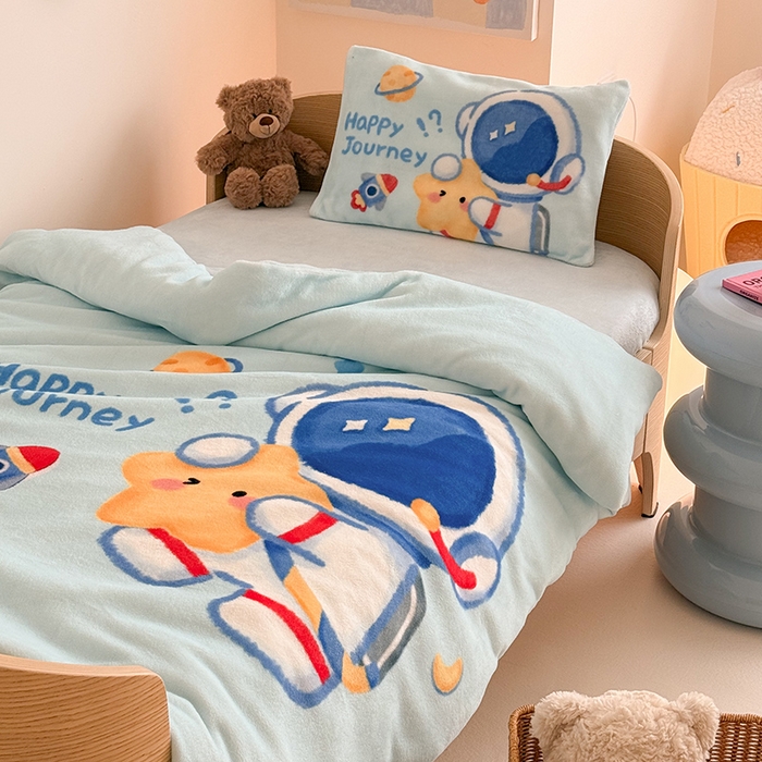 91家纺网 家纺一手货源 找家纺 嗨生活 2025水彩系列新款大版牛奶绒三件套 幼儿园三件套 儿童三件套 开心宇航员