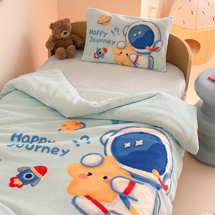 91家纺网 家纺一手货源 找家纺 嗨生活 2025水彩系列新款大版牛奶绒三件套 幼儿园三件套 儿童三件套 开心宇航员