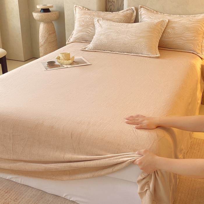 91家纺网 家纺一手货源 找家纺 春皖家纺 2025新款全消光雕花绒牛奶绒单品床单 晨曦绒光