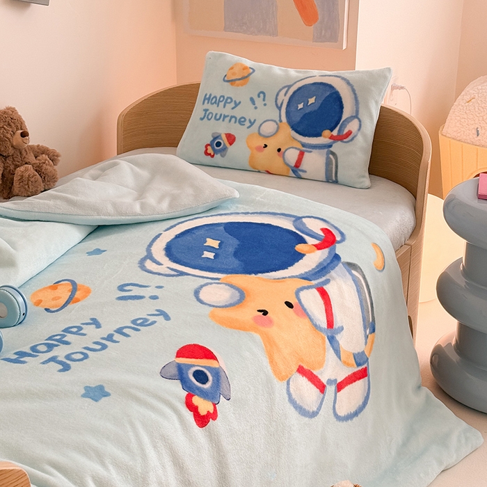 91家纺网 家纺一手货源 找家纺 嗨生活 2025水彩系列新款大版牛奶绒三件套 幼儿园三件套 儿童三件套 开心宇航员