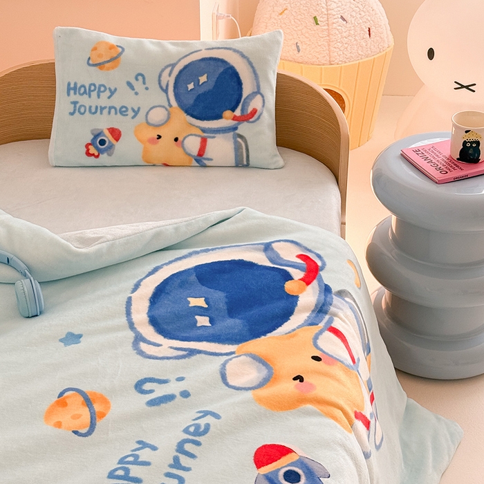 91家纺网 家纺一手货源 找家纺 嗨生活 2025水彩系列新款大版牛奶绒三件套 幼儿园三件套 儿童三件套 开心宇航员