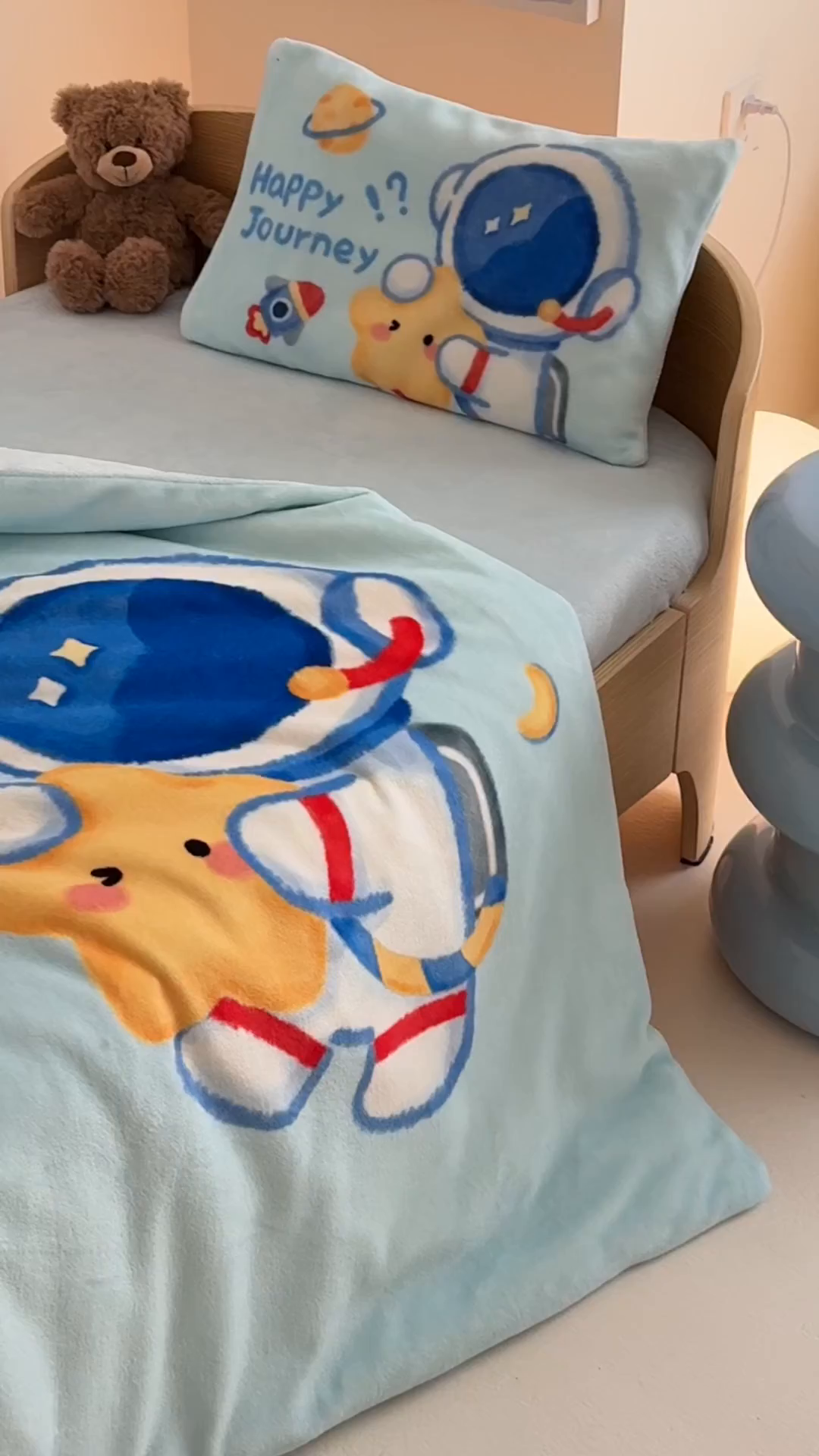 91家纺网 家纺一手货源 找家纺 嗨生活 2025水彩系列新款大版牛奶绒三件套 幼儿园三件套 儿童三件套 开心宇航员