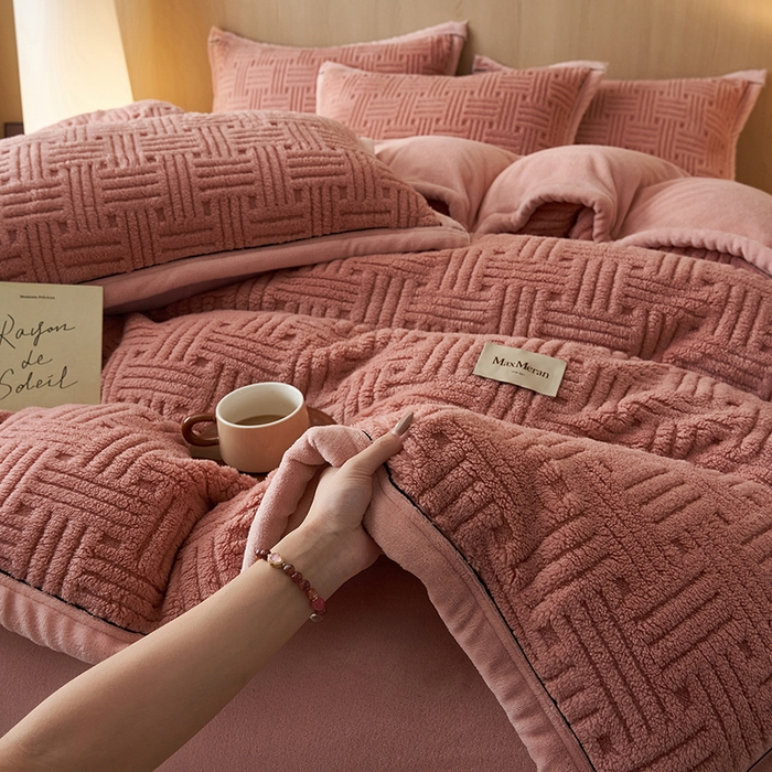 91家纺网 家纺一手货源 找家纺 晨曦家纺 2025新款230克加厚保暖塔芙绒牛奶绒提花单被套-简爱 简爱-豆沙