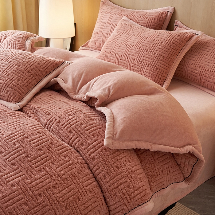 91家纺网 家纺一手货源 找家纺 晨曦家纺 2025新款230克加厚保暖塔芙绒牛奶绒提花单被套-简爱 简爱-豆沙