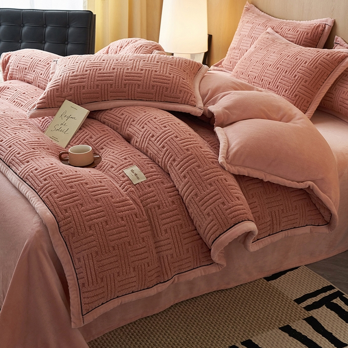 91家纺网 家纺一手货源 找家纺 晨曦家纺 2025新款230克加厚保暖塔芙绒牛奶绒提花单被套-简爱 简爱-豆沙