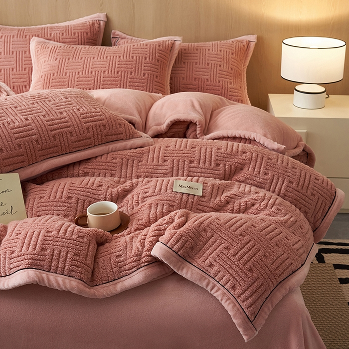 91家纺网 家纺一手货源 找家纺 晨曦家纺 2025新款230克加厚保暖塔芙绒牛奶绒提花单被套-简爱 简爱-豆沙