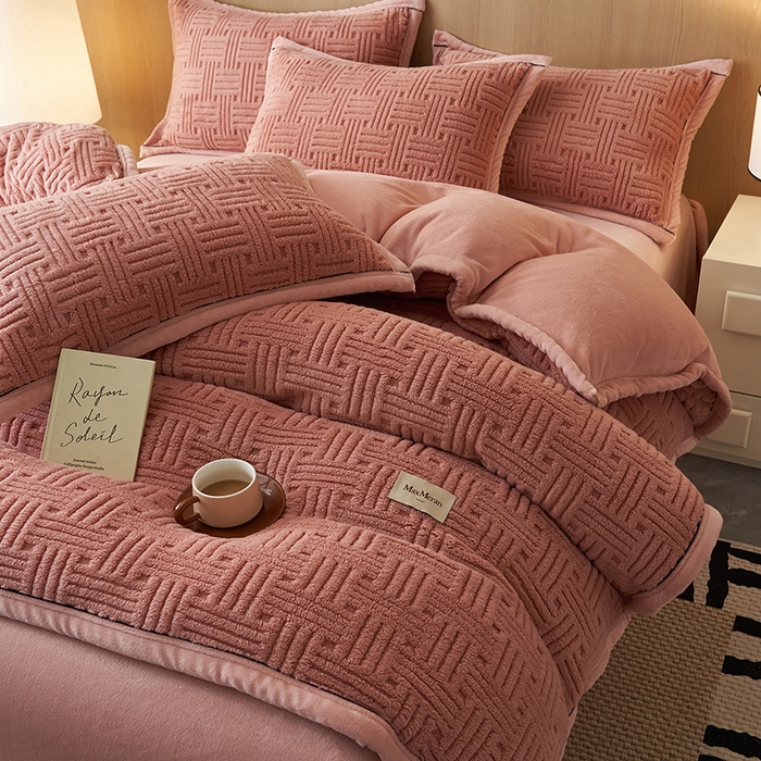 91家纺网 家纺一手货源 找家纺 晨曦家纺 2025新款230克加厚保暖塔芙绒牛奶绒提花单被套-简爱 简爱-豆沙