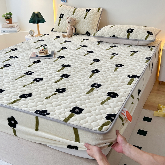 铭成家纺 2025新款牛奶绒夹棉保暖床笠 幸运草