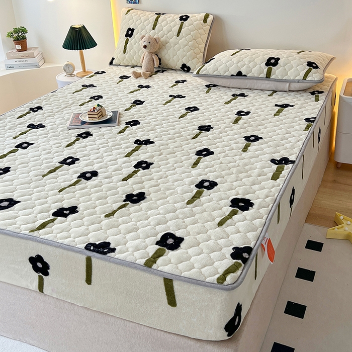 91家纺网 家纺一手货源 找家纺 铭成家纺 2025新款牛奶绒夹棉保暖床笠 幸运草