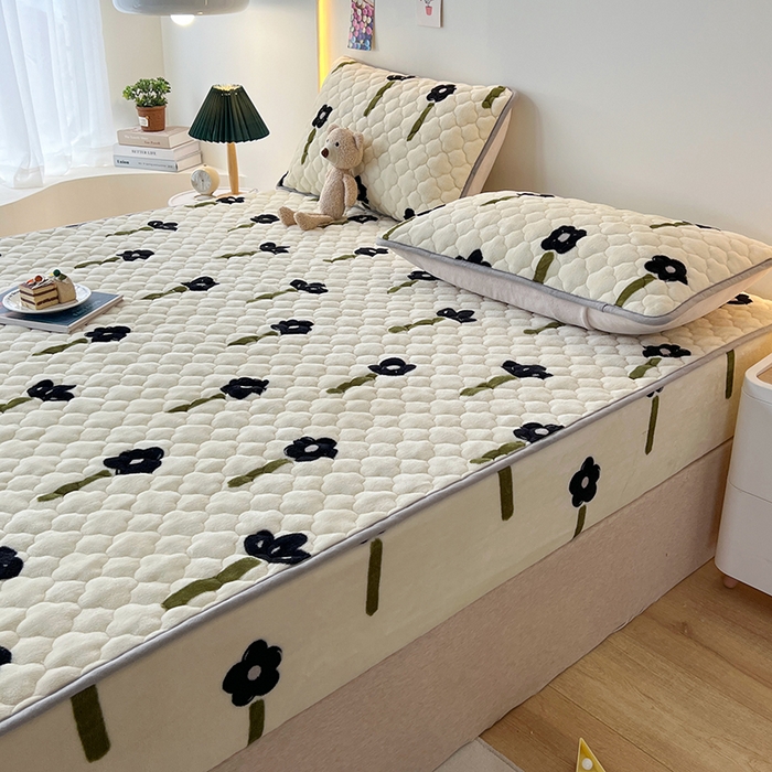 91家纺网 家纺一手货源 找家纺 铭成家纺 2025新款牛奶绒夹棉保暖床笠 幸运草