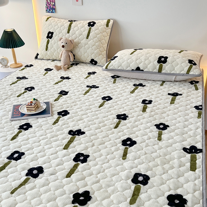 91家纺网 家纺一手货源 找家纺 铭成家纺 2025新款牛奶绒夹棉保暖床笠 幸运草