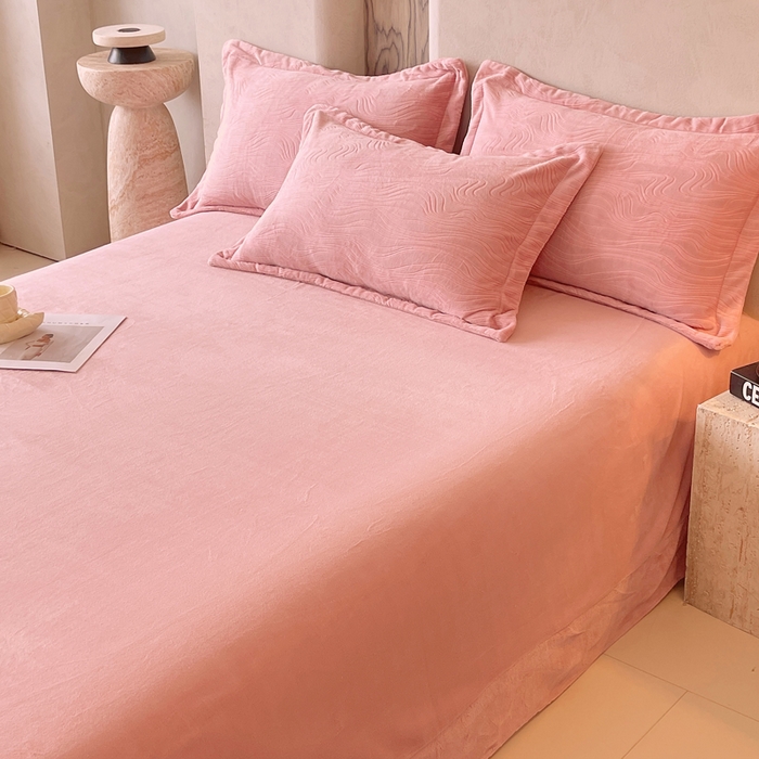 91家纺网 家纺一手货源 找家纺 春皖家纺 2025新款全消光雕花绒牛奶绒单品床单 柔眠序曲