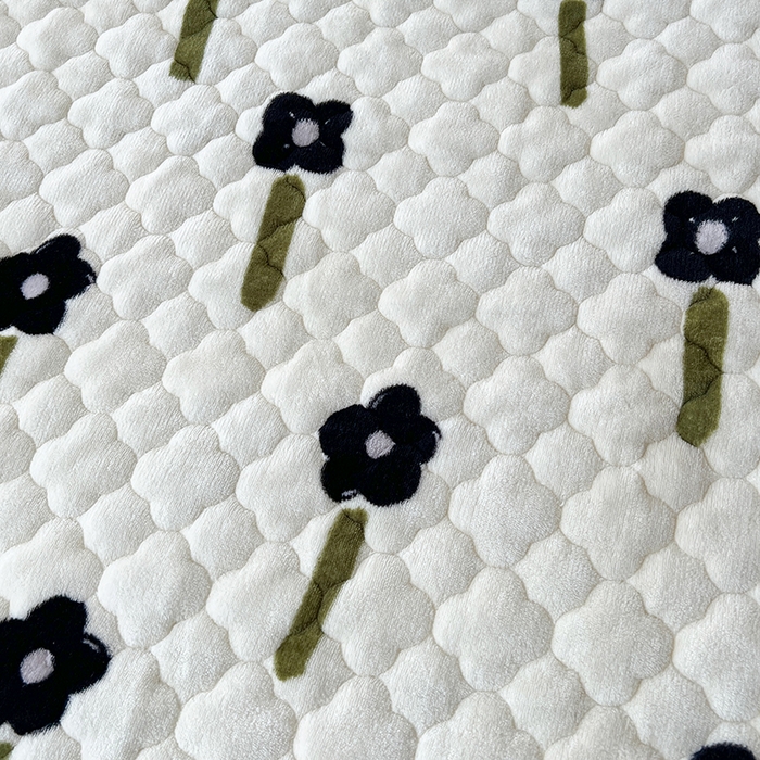 91家纺网 家纺一手货源 找家纺 铭成家纺 2025新款牛奶绒夹棉保暖床笠 幸运草