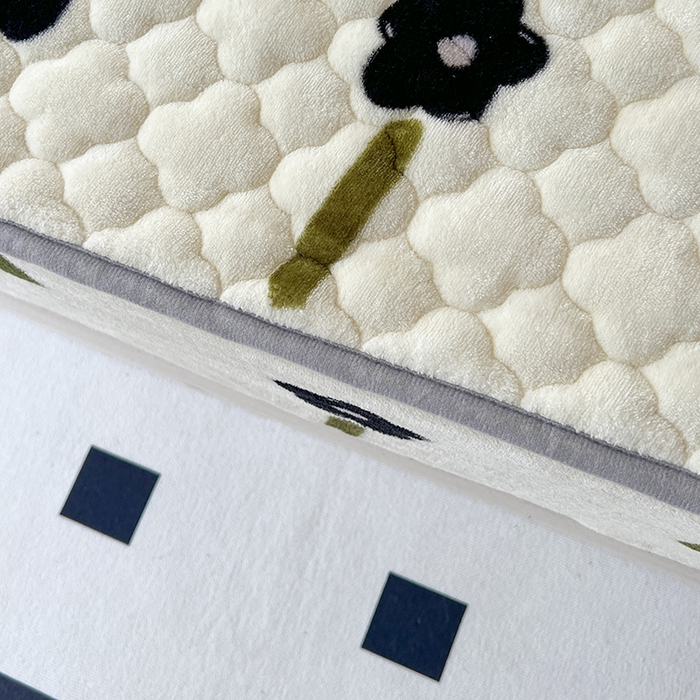 91家纺网 家纺一手货源 找家纺 铭成家纺 2025新款牛奶绒夹棉保暖床笠 幸运草