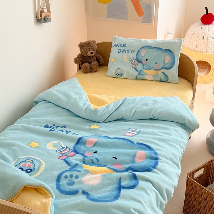 91家纺网 家纺一手货源 找家纺 嗨生活 2025水彩系列新款大版牛奶绒三件套 幼儿园三件套 儿童三件套 快乐小象