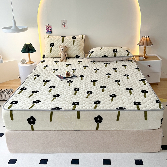 91家纺网 家纺一手货源 找家纺 铭成家纺 2025新款牛奶绒夹棉保暖床笠 幸运草