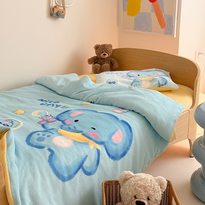 91家纺网 家纺一手货源 找家纺 嗨生活 2025水彩系列新款大版牛奶绒三件套 幼儿园三件套 儿童三件套 快乐小象