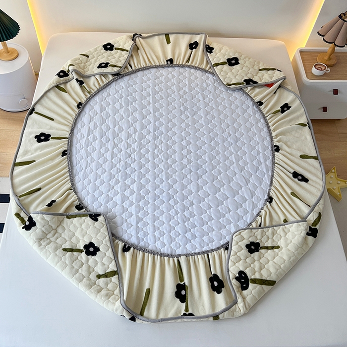 91家纺网 家纺一手货源 找家纺 铭成家纺 2025新款牛奶绒夹棉保暖床笠 幸运草