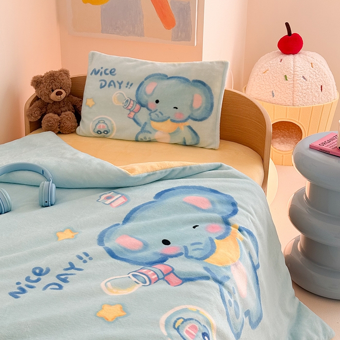 91家纺网 家纺一手货源 找家纺 嗨生活 2025水彩系列新款大版牛奶绒三件套 幼儿园三件套 儿童三件套 快乐小象