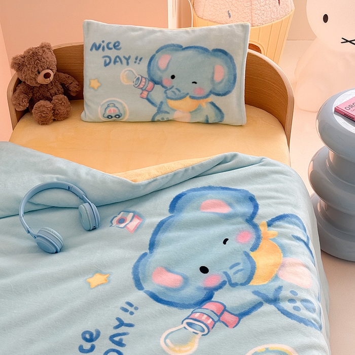 91家纺网 家纺一手货源 找家纺 嗨生活 2025水彩系列新款大版牛奶绒三件套 幼儿园三件套 儿童三件套 快乐小象