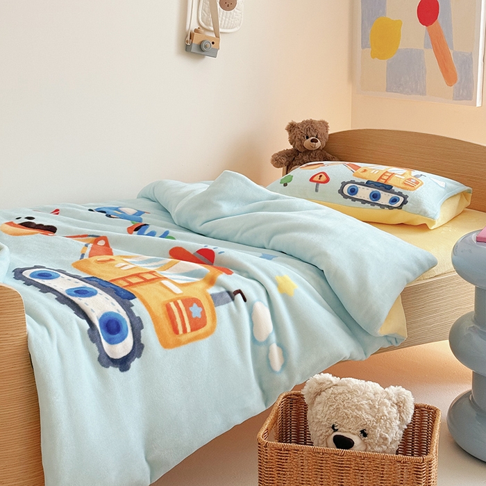 91家纺网 家纺一手货源 找家纺 嗨生活 2025水彩系列新款大版牛奶绒三件套 幼儿园三件套 儿童三件套 蓝色挖掘