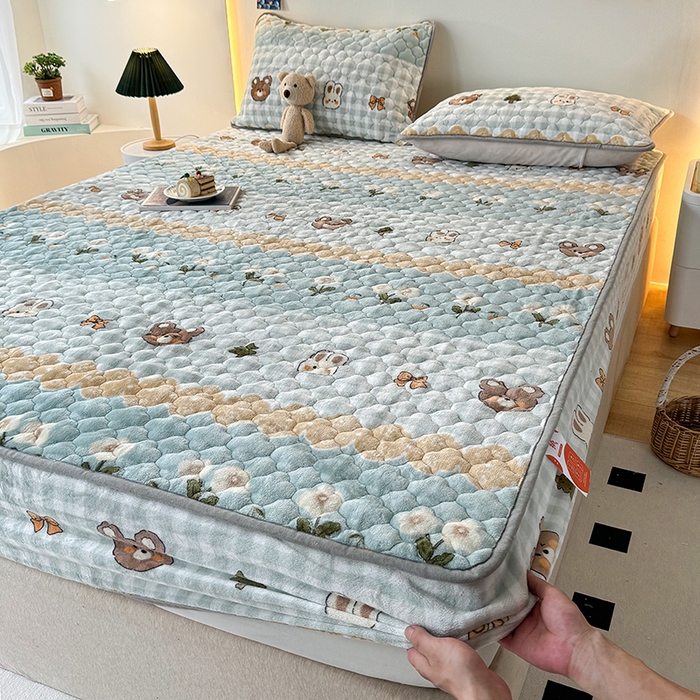 铭成家纺 2025新款牛奶绒夹棉保暖床笠 熊兔乐园