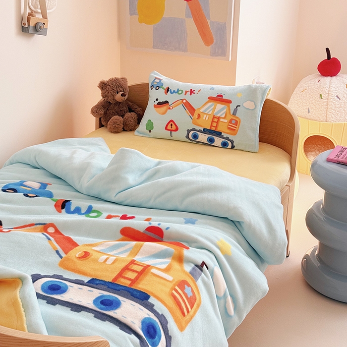 91家纺网 家纺一手货源 找家纺 嗨生活 2025水彩系列新款大版牛奶绒三件套 幼儿园三件套 儿童三件套 蓝色挖掘