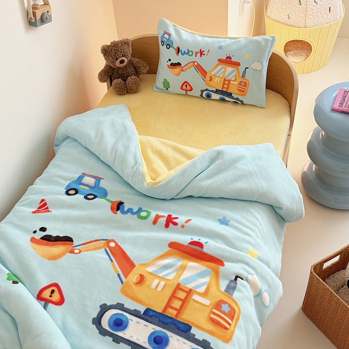 91家纺网 家纺一手货源 找家纺 嗨生活 2025水彩系列新款大版牛奶绒三件套 幼儿园三件套 儿童三件套 蓝色挖掘