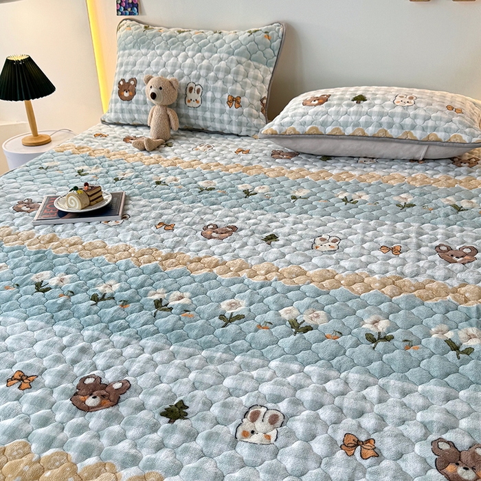 91家纺网 家纺一手货源 找家纺 铭成家纺 2025新款牛奶绒夹棉保暖床笠 熊兔乐园