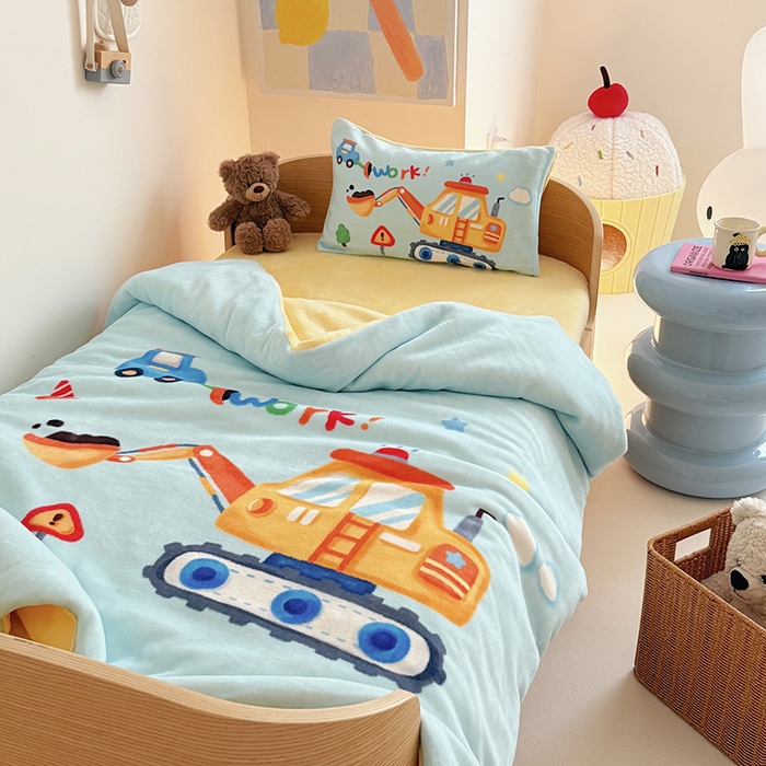 91家纺网 家纺一手货源 找家纺 嗨生活 2025水彩系列新款大版牛奶绒三件套 幼儿园三件套 儿童三件套 蓝色挖掘