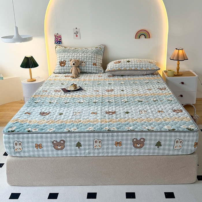 91家纺网 家纺一手货源 找家纺 铭成家纺 2025新款牛奶绒夹棉保暖床笠 熊兔乐园