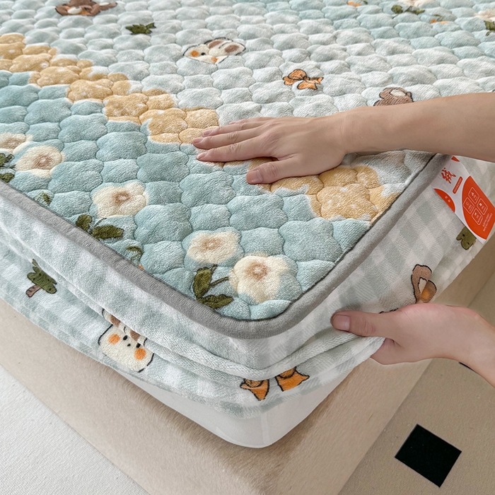 91家纺网 家纺一手货源 找家纺 铭成家纺 2025新款牛奶绒夹棉保暖床笠 熊兔乐园