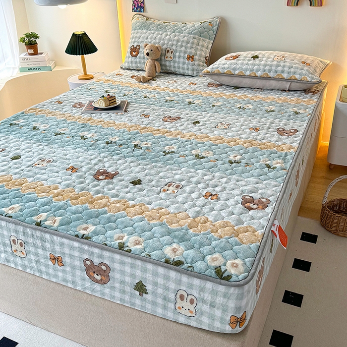 91家纺网 家纺一手货源 找家纺 铭成家纺 2025新款牛奶绒夹棉保暖床笠 熊兔乐园