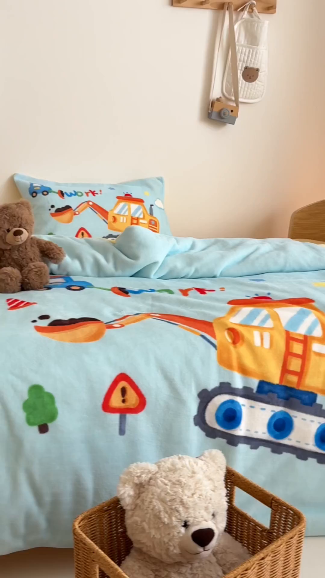 91家纺网 家纺一手货源 找家纺 嗨生活 2025水彩系列新款大版牛奶绒三件套 幼儿园三件套 儿童三件套 蓝色挖掘