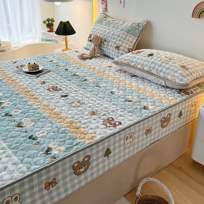 91家纺网 家纺一手货源 找家纺 铭成家纺 2025新款牛奶绒夹棉保暖床笠 熊兔乐园