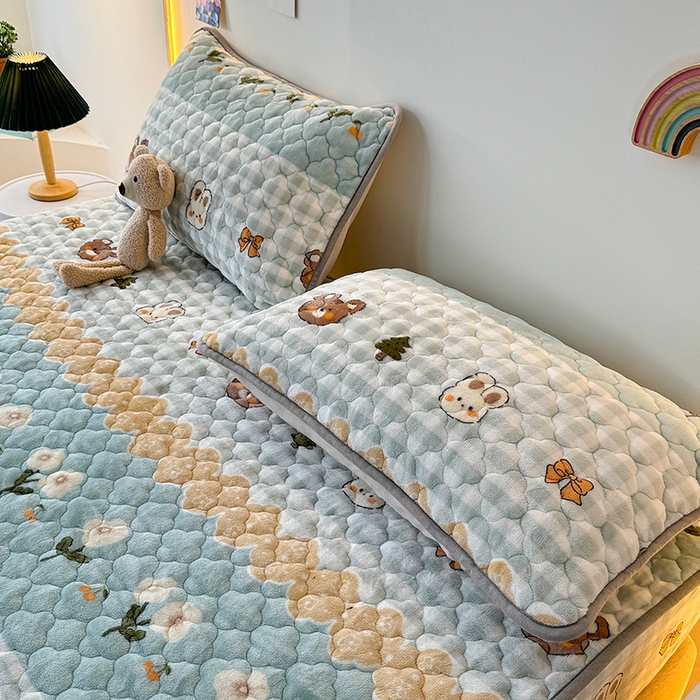 91家纺网 家纺一手货源 找家纺 铭成家纺 2025新款牛奶绒夹棉保暖床笠 熊兔乐园