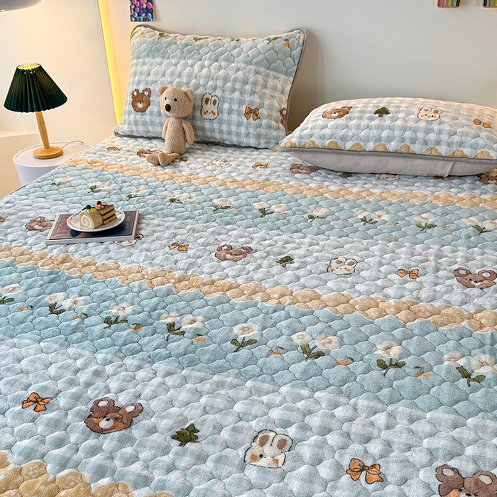 91家纺网 家纺一手货源 找家纺 铭成家纺 2025新款牛奶绒夹棉保暖床笠 熊兔乐园