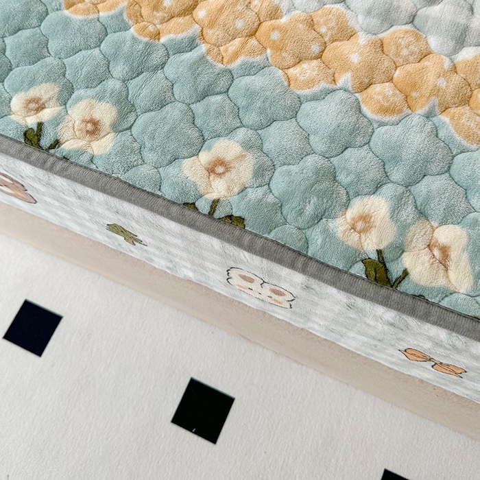 91家纺网 家纺一手货源 找家纺 铭成家纺 2025新款牛奶绒夹棉保暖床笠 熊兔乐园