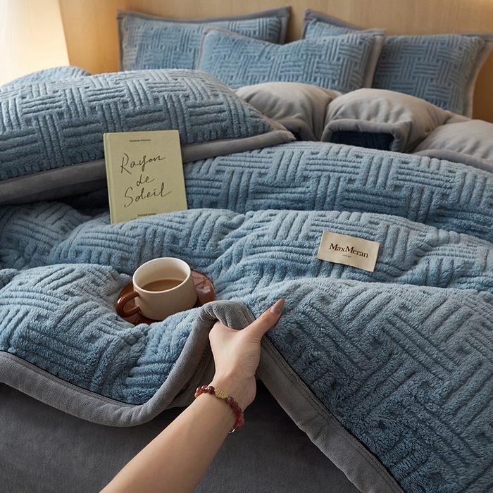 91家纺网 家纺一手货源 找家纺 晨曦家纺 2025新款230克加厚保暖塔芙绒牛奶绒提花单被套-简爱 简爱-高级蓝灰