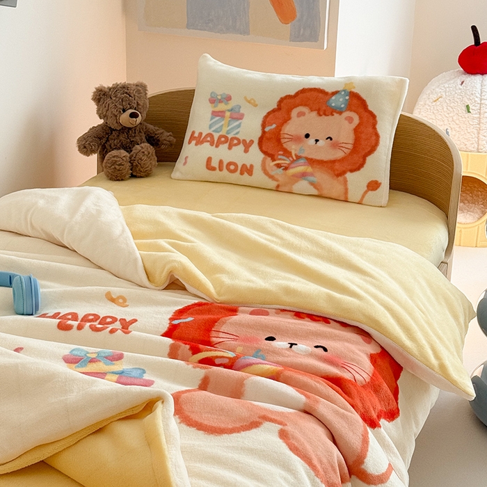 91家纺网 家纺一手货源 找家纺 嗨生活 2025水彩系列新款大版牛奶绒三件套 幼儿园三件套 儿童三件套 萌小狮