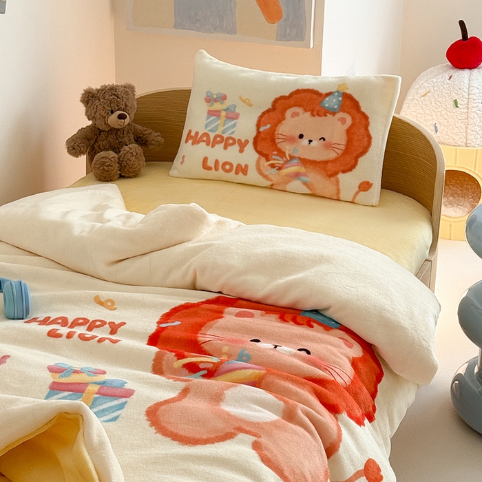 91家纺网 家纺一手货源 找家纺 嗨生活 2025水彩系列新款大版牛奶绒三件套 幼儿园三件套 儿童三件套 萌小狮