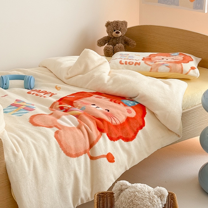 91家纺网 家纺一手货源 找家纺 嗨生活 2025水彩系列新款大版牛奶绒三件套 幼儿园三件套 儿童三件套 萌小狮