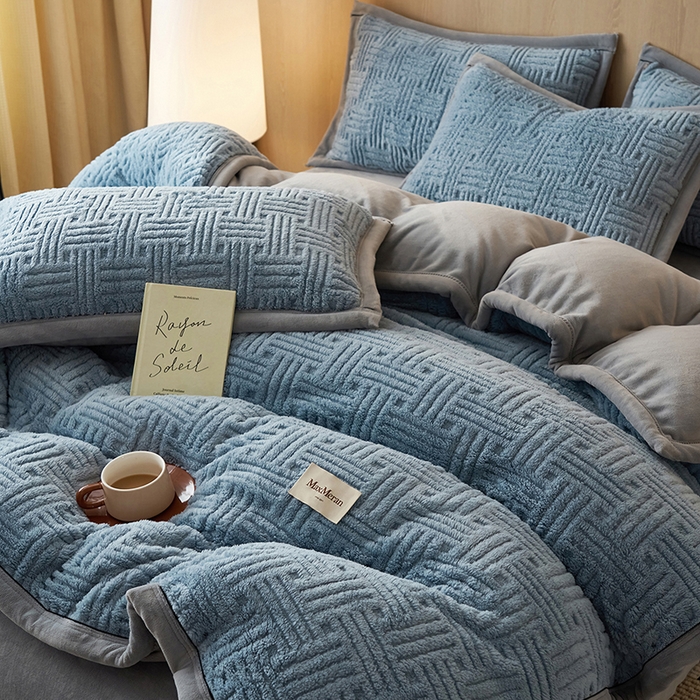 91家纺网 家纺一手货源 找家纺 晨曦家纺 2025新款230克加厚保暖塔芙绒牛奶绒提花单被套-简爱 简爱-高级蓝灰