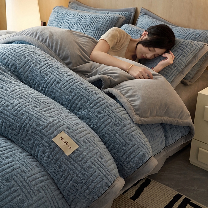 91家纺网 家纺一手货源 找家纺 晨曦家纺 2025新款230克加厚保暖塔芙绒牛奶绒提花单被套-简爱 简爱-高级蓝灰