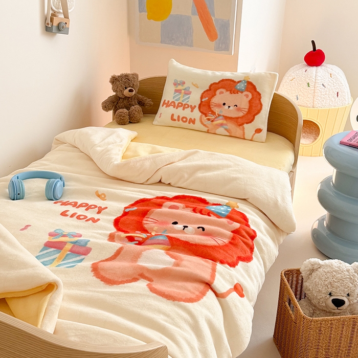 91家纺网 家纺一手货源 找家纺 嗨生活 2025水彩系列新款大版牛奶绒三件套 幼儿园三件套 儿童三件套 萌小狮