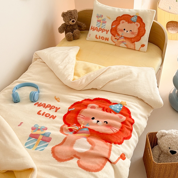 91家纺网 家纺一手货源 找家纺 嗨生活 2025水彩系列新款大版牛奶绒三件套 幼儿园三件套 儿童三件套 萌小狮