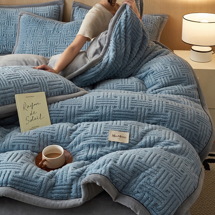 91家纺网 家纺一手货源 找家纺 晨曦家纺 2025新款230克加厚保暖塔芙绒牛奶绒提花单被套-简爱 简爱-高级蓝灰