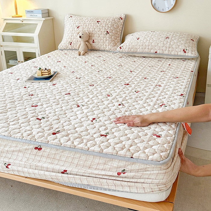 91家纺网 家纺一手货源 找家纺 铭成家纺 2025新款牛奶绒夹棉保暖床笠 樱桃格子-卡其